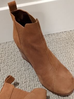 Toms Women's Tan Suede Wedge Booties